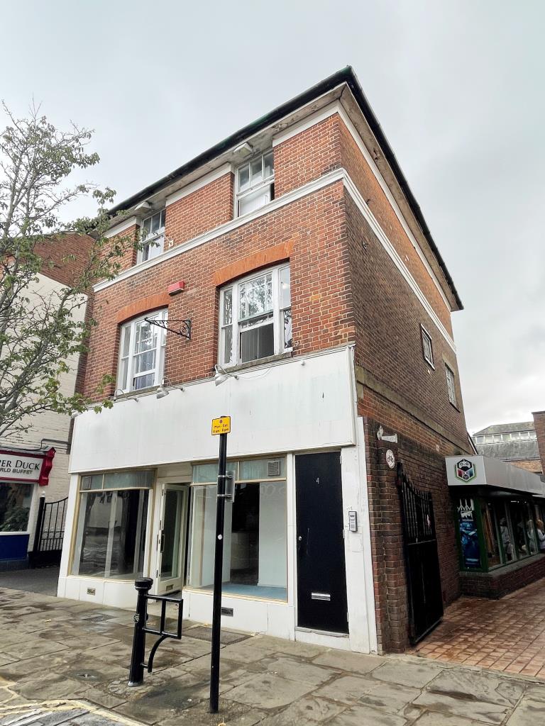 Lot: 13 - MIXED COMMERCIAL AND RESIDENTIAL PROPERTY IN TOWN CENTRE -